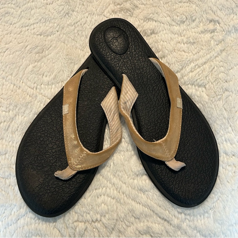 Sanuk Black & Gold Flip Flops Sandals Vacation Summer Comfort Comfortable Sz 9